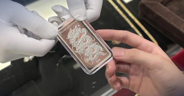 Giá bạc hôm nay tiếp đà giảm